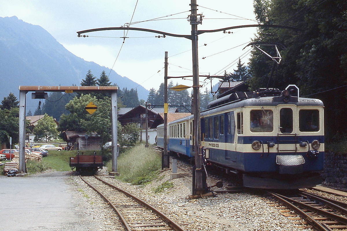 Der BDe 4/4 3005 oder 3006 fährt im Juli 1983 in den Bahnhof Gstaad ein