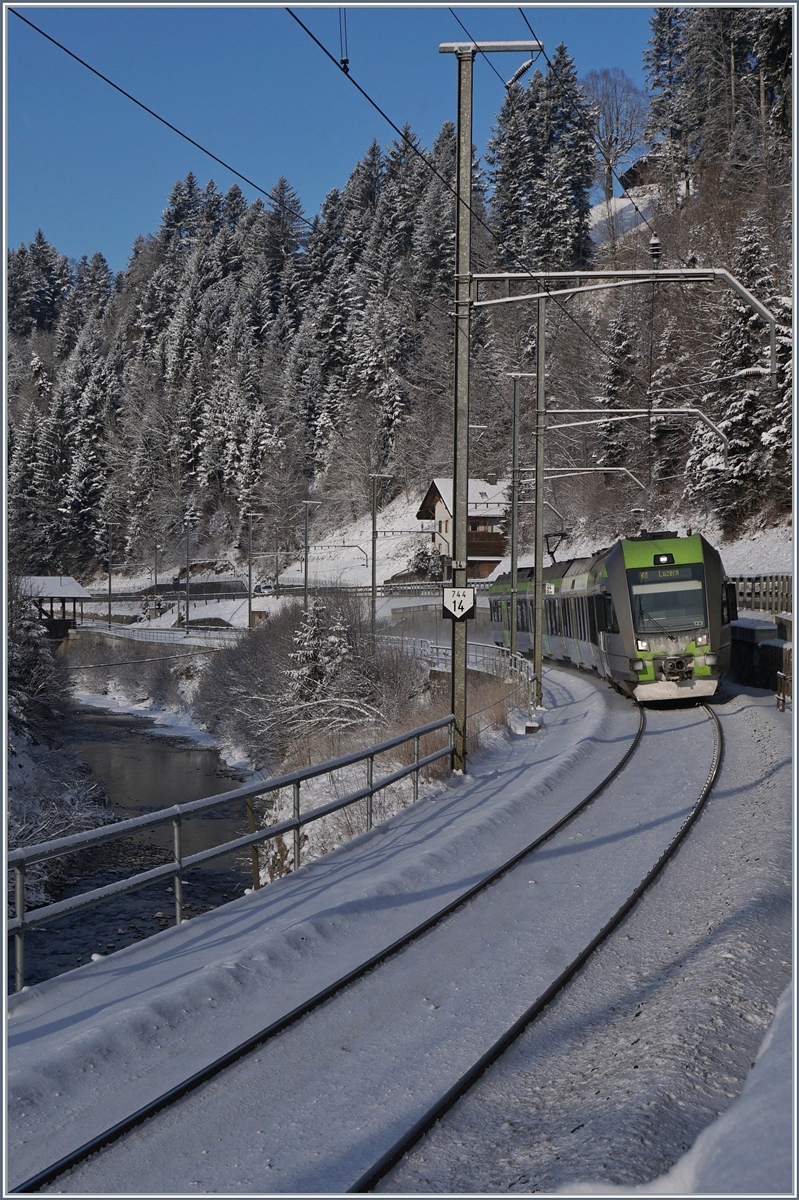 Der BLS RABe 535 123 (Lötschberger) als S 6 Langnau - Luzern kurz nach Trubschachen.
6. Jan. 2017