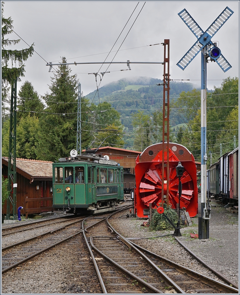 Der Ce 2/2 52 aus Bern bediente fr�her, wenn man der Anschrift glauben schenkt, die Strassenbahnlinien 1 und 2; heute f�hrt er f�r die Blonay-Chamby Bahn.
Das Bild entstand in Chaulin am 17. Sept. 2017