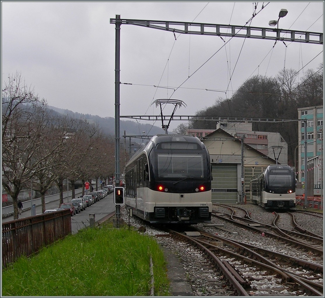 Der CEV MVR GTW SURF (S�rie Unifi�e Romande pour R�seau Ferr� m�trique) ABeh 2/4 7504  Vevey  und 7501  St-L�gier La Chiesaz  in Vevey.
29. Feb. 2016