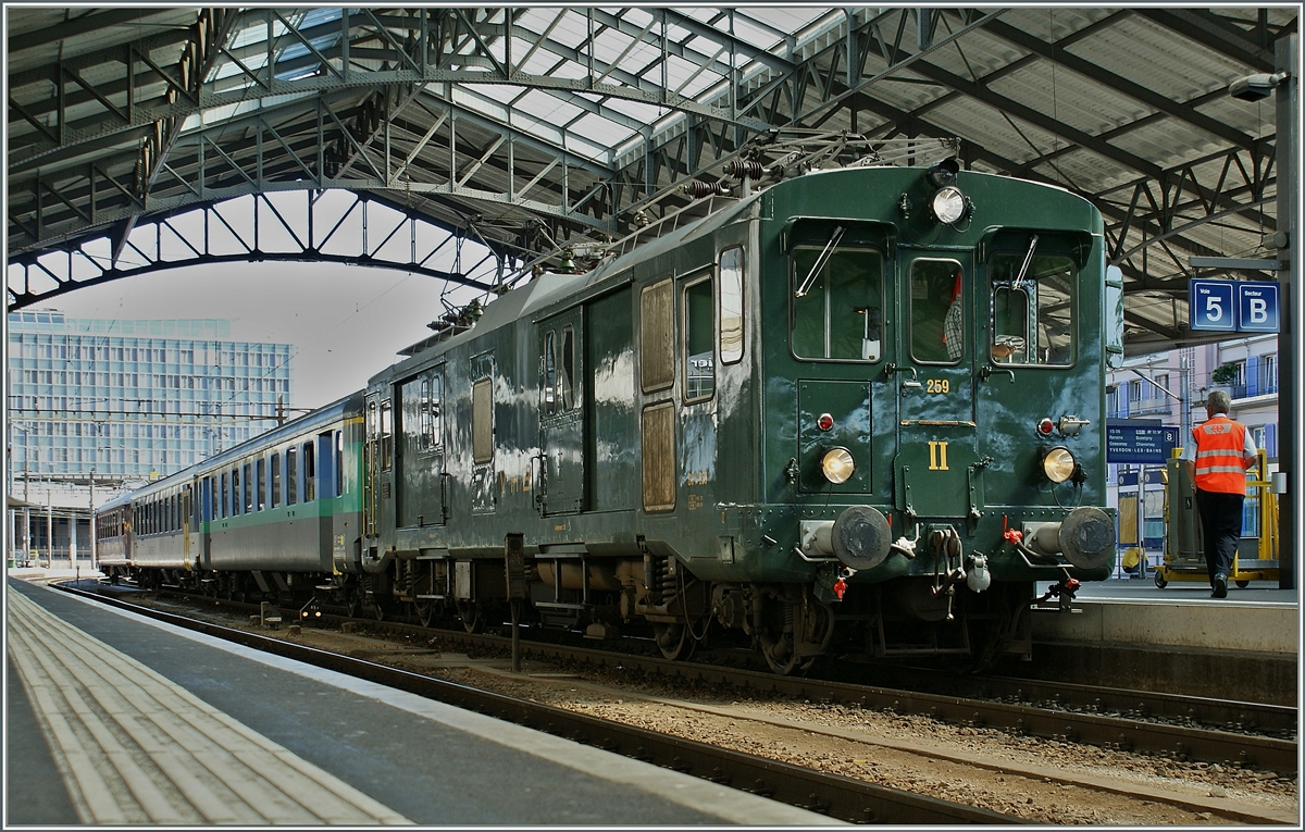 Der De 2/4 259 der VHB auf einer Extrazug-Fahrt in Lausanne.
5. Sept. 2009 