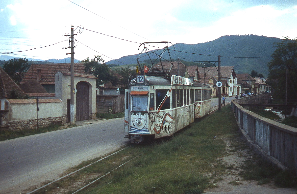 Der ex-Genfer Ce 4/4 712 steht im rum�nischen Rasinari/Reschinar zur R�ckfahrt nach Sibiu/Hermannstadt bereit (Sommer 1995)