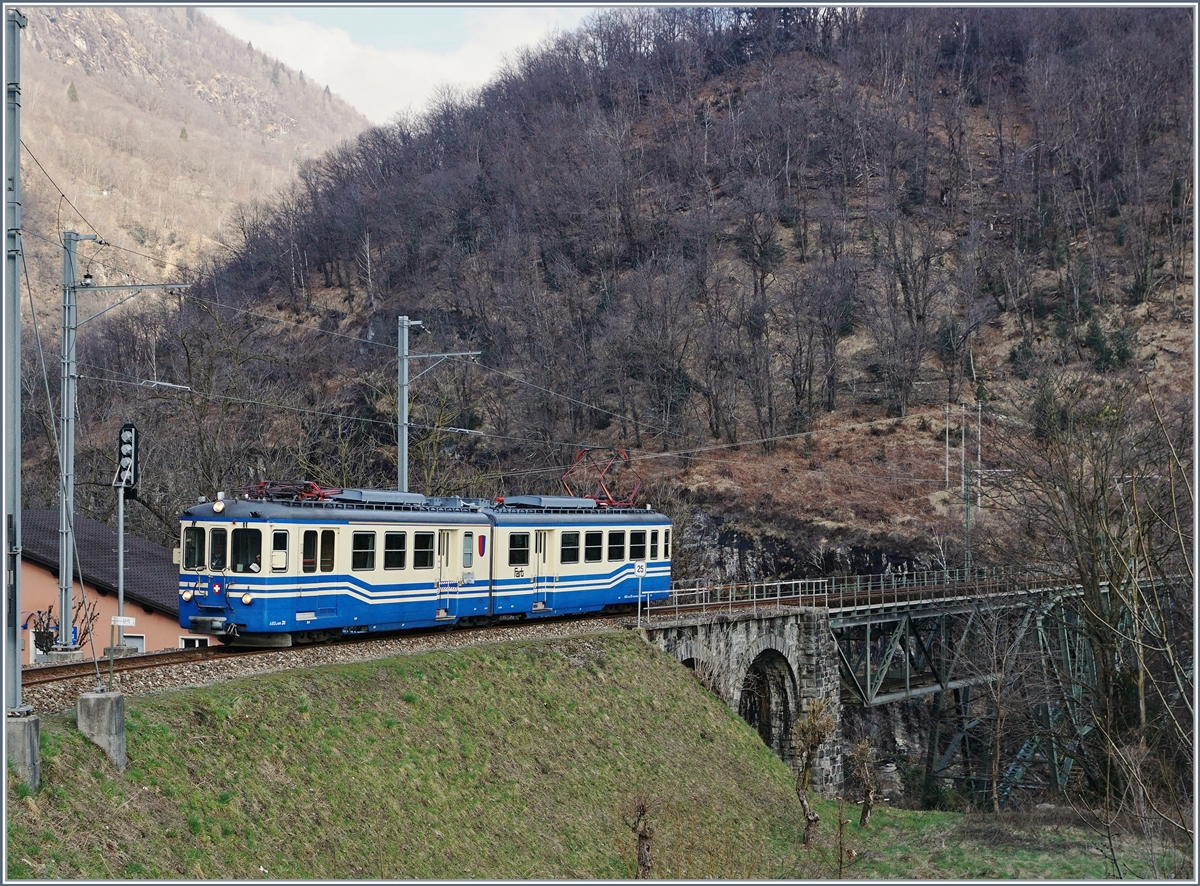 Der FART ABDe 6/6 31  Ticino  als Regionalzug 308 unterwegs von Locarno nach Camedo kurz vor der Ankunft in Intragna.
20. März 2018