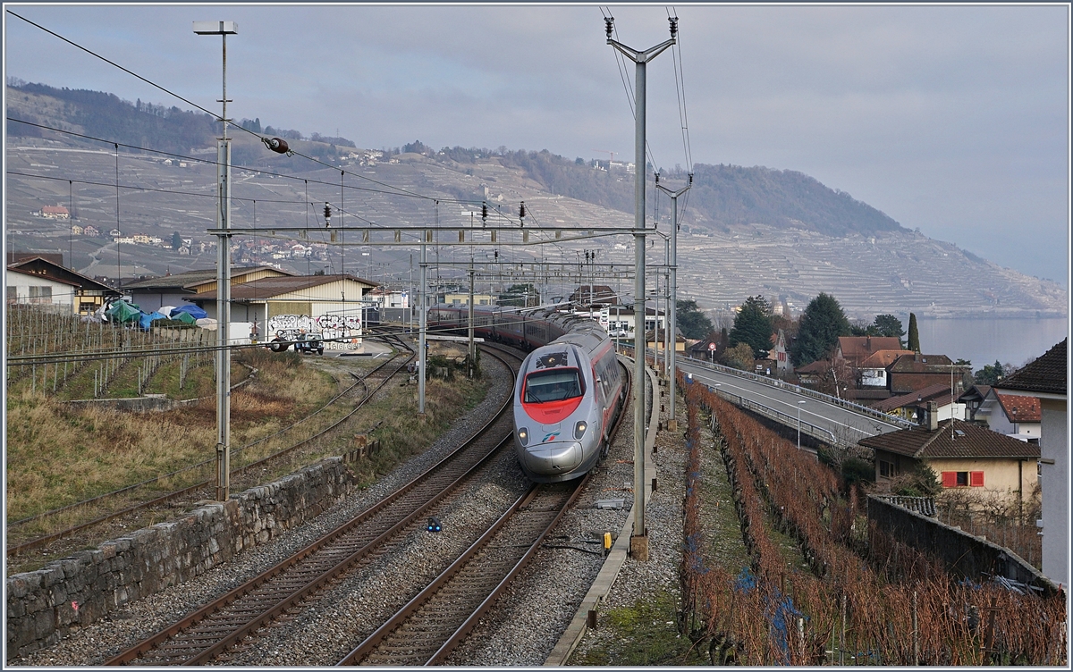 Der FS Trenitalia ETR 610 001 als EC 34, unterwegs von Milano nach Genève, bei der Durchfahrt in Cully.
30. Jan. 2018
