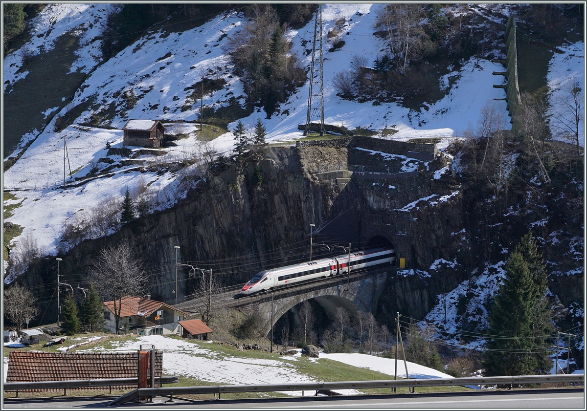 Der gleiche SBB RABe 503 als EC 12 von Milano nach Zürich nach der Fahrt durch den Wattinger Kehrtunnel.
17. März 2016
