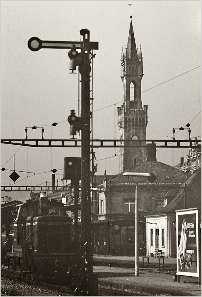 Der Konstanzer Bahnhof mit seinem Renaissancetürmchen, Vorbild war der Palazzo Vecchio in Florenz. Alltagsszene mit rangierender V60 und darüber Schweizer Fahrdraht. Man beachte auch noch das alte Bahnsteigdach an Gleis 1. 1971.