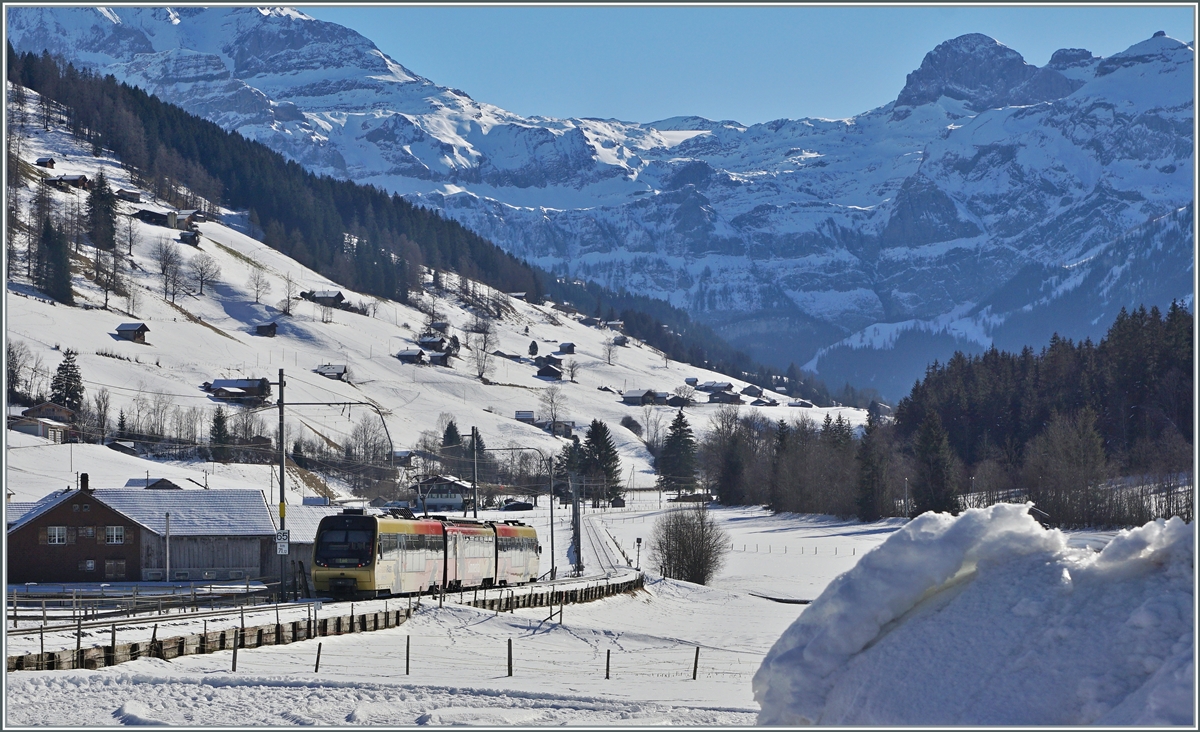 Der MOB ABt 343 - Be 4/4 5003 - Bt 243 (->  Lenkerpendel ) verlassen Matten in Richtung Lenk. 

25. Jan. 2022