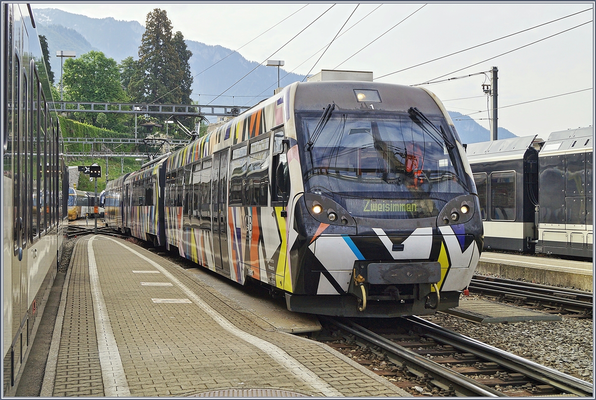 Der MOB Be 4/4 5001 mit seinen Steuerwagen ABt 341 und Bt 241 erreicht als Regionalzug von Zweisimmen kommend, sein Ziel Montreux.

Der Zug wurde von Sarah Morris in dieser gelungenen Form als  Monarch  gestaltet. 

26. April 2020