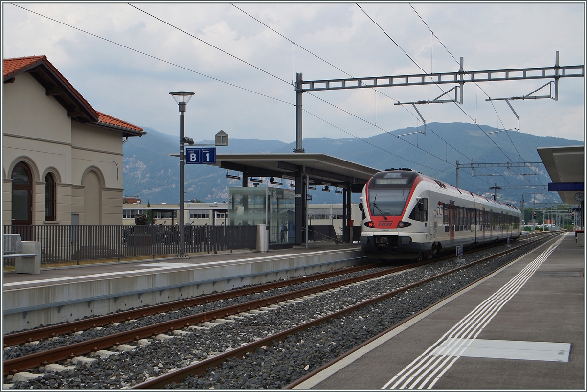 Der RABe 524 015 wartet in Stabio auf die Abfahrt als S 40 25476 nach Albate-Carmerlata.
Links im Bild das Empfangsgebäude von 1926.
22. Juni 2015