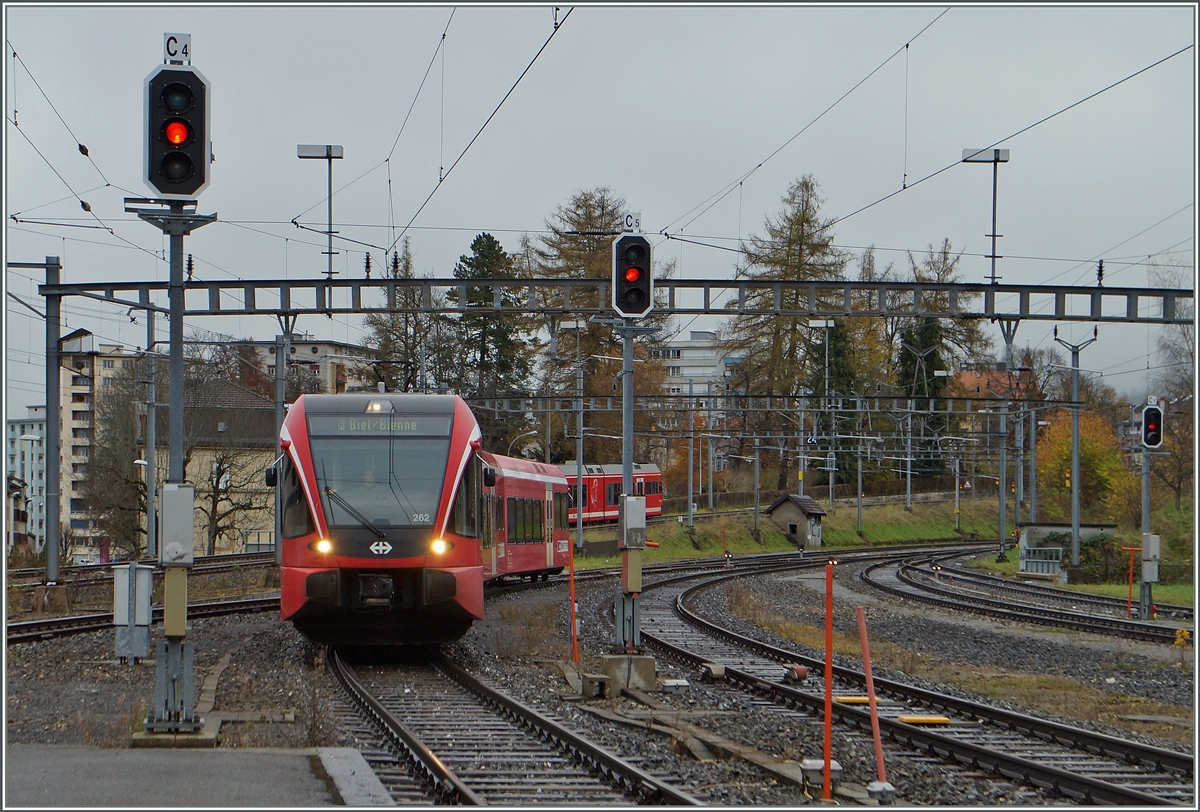 Der RE 2860 aus Biel/Bienne kommend erreicht sein Ziel La Chaux de Fonds. 
Der nun der SBB geh�rende GTW 525 wurde von der RM (ex EBT/VHB/(SMB) beschafft, dann bei der Fusion mit der BLS zur BLS und nun an die SBB verkauft; doch noch immer tragen die Triebz�ge die RM Farben.
17. Nov. 2014