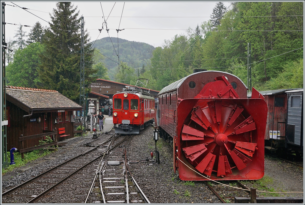 Der RhB Bernina Bahn ABe 4/4 I N� 35 der Blonay Chamby Bahn und die Dampfschneeschleuder Xrot 1052 verbreiten in Chaulin Bernina-Bahn Ambiente. 

3. Mai 2025
