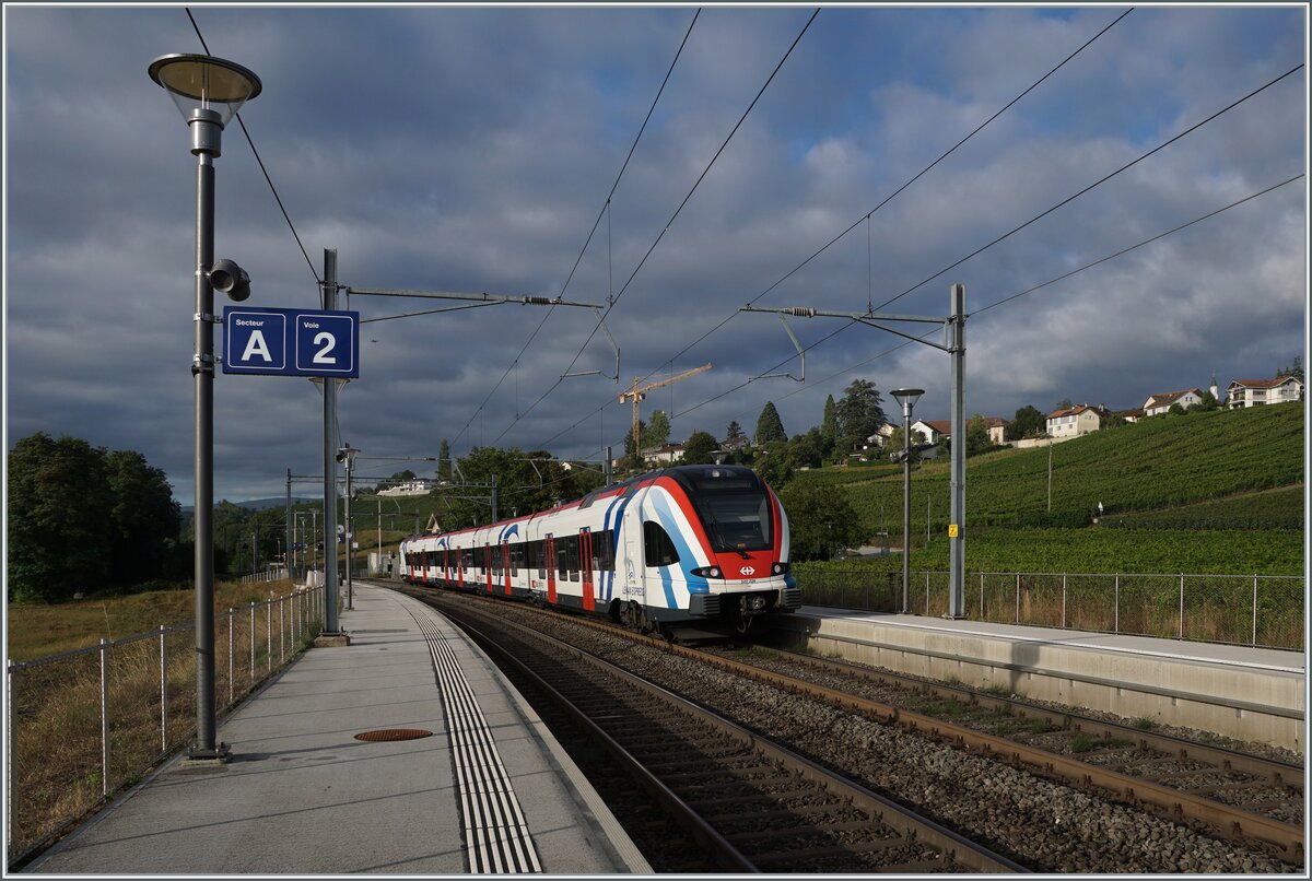 Der SBB LEX RABe 522 226 hat in La Plaine gewendet und fährt nun RL5 nach Genève zurück. 
Der Flirt konnte bei einer eindrücklichen Stimmung in Russin aufgenommen werden.

26. Aug. 2024