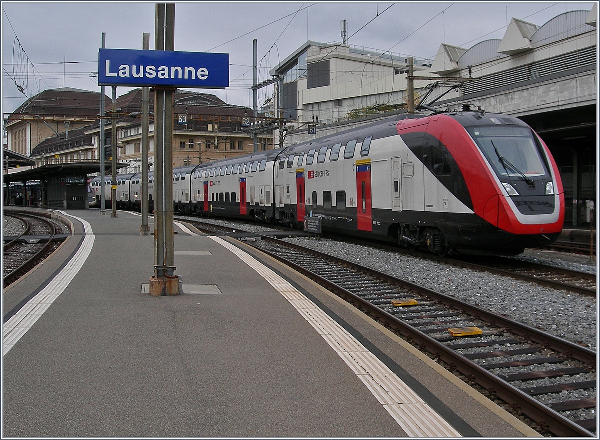 Der SBB RABe 502 403-4 (vierteiliger Twindxx mit dr UIC N° 94 85 0 502 403-4 CH-SBB) steht mit einem  langen  Twindexx in Lauanne um wohl Testfahrtne in Vielfachsteuerung zu absolvieren. 
10. Nov. 2017