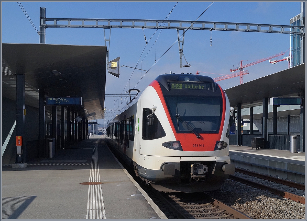 Der SBB RABe 523 019 von Villeneuve nach Vallorbe hält in Prilly-Malley auf Gleis vier. 
Der neuen  Vorortsbahnhof zwischen Lausanne und Renens verfügt zwar über vier Bahnsteigkanten, doch konnten seit der Eröffnung des Bahnhofs noch nie alle vier genutzt werden, da die Strecke von Lausanne nach Rennes VD erst jetzt im Rahmen von  Léman 2030  auf vier Gleise gerweitert wird.
9. Feb. 2018