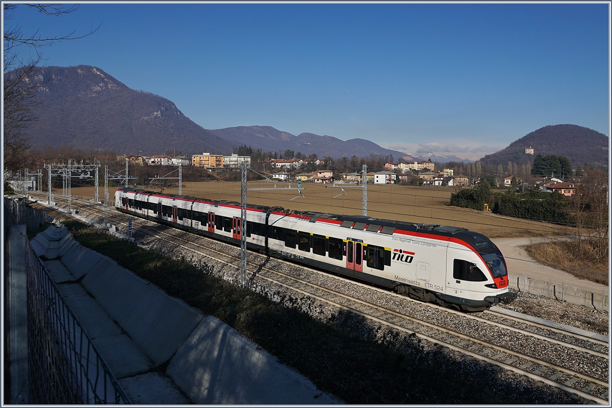 Der SBB TILO RABe 524 008 Mendrisiotto ist kurz nach Arcisate auf dem Weg Richtung Stabio.

5. Jan. 2019