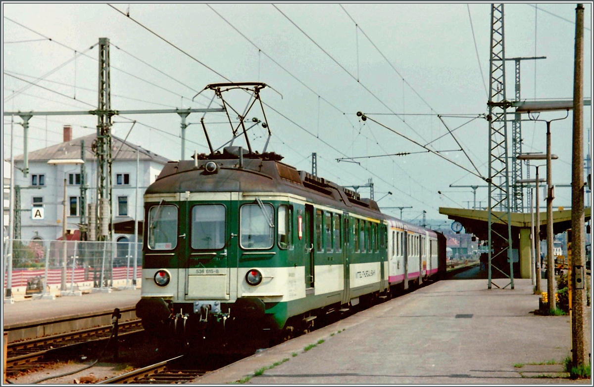 Der  Seehas  in den ersten Jahren: Der MThB ABDe 536 615-8 schiebt einen Leichtstahlwagen und Bt von Engen nach Konstanz und hat soeben Singen erreicht, wo zur Zeit der Aufnahme die Bahnsteige umgebaut werden.
(Gescanntes Foto)
29. April 1995