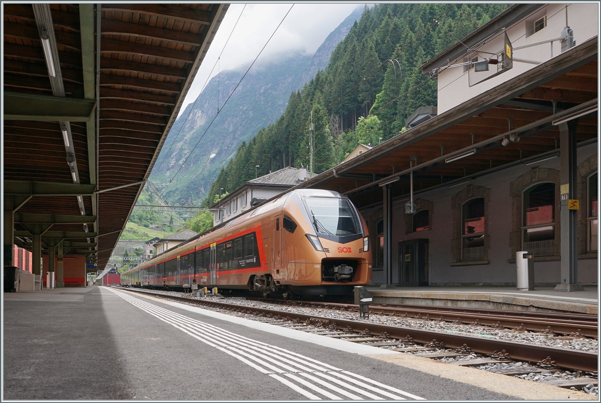 Der SOB RABe 526 106/206 ist als  Treno Gotthardo  von Locarno nach Basel unterwegs und hält in Göschenen. 

23. Juni 2021