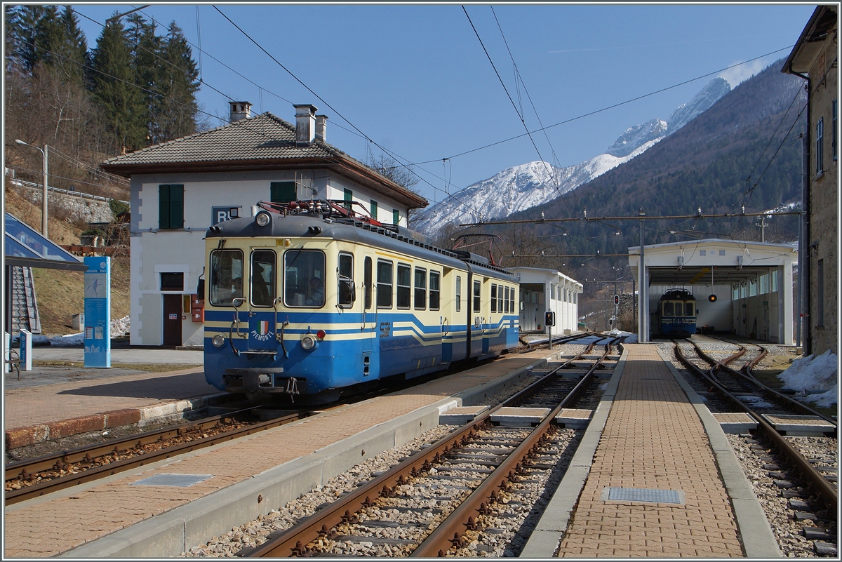 Der SSIF ABe 6/6 34 wartet in seinem Ausgangsbahnhof Re auf die Abfahrt als Regionalzug nach Domodossola.
19. März 2015