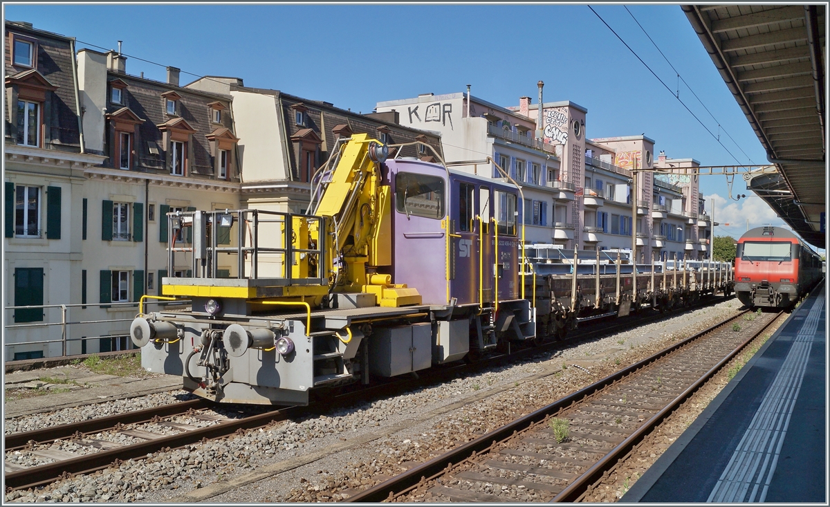 Der ST (Sursee Triengen) Tm III 9456 (94 85 5232 456-4 CH-ST) mit einem Bauzug in Lausanne auf dem zurück gebautem Gleis 9. 

2. Juli 2021