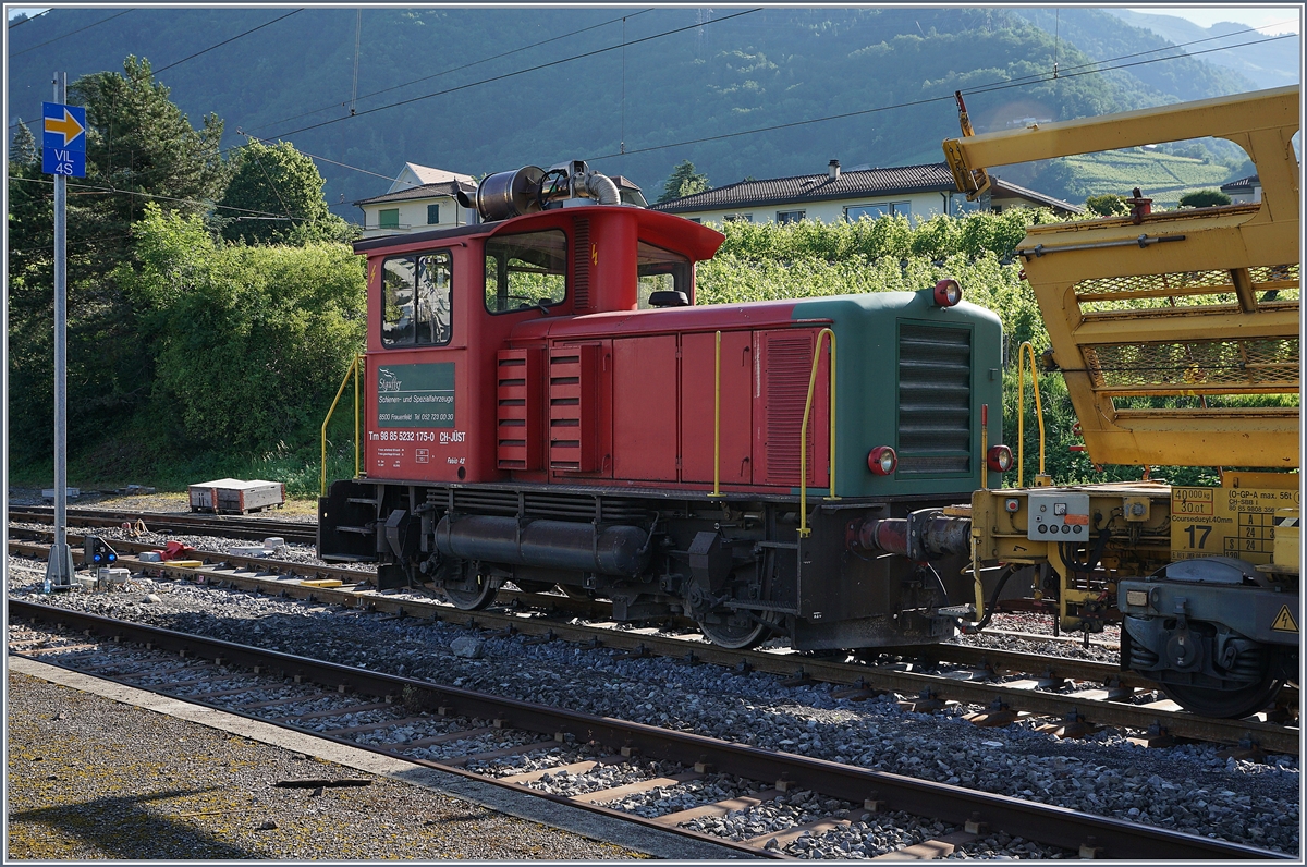 Der Tm 98 85 5232 175-0 CH-JÜST mit der ungewohnt grünen Front steht in Villeneuve. 

1. Juli 2019