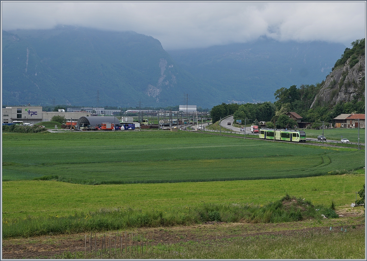 Der TPC (ASD AOMC) Beh 2/6 545 ist als Regionalzug von Aigle nach Champéry unterwegs und erreicht in Kürze die kleine Haltestelle St-Triphon-Village. 
Links im Bild sind die umfangreichen Dépôt Anlage der TPC zu sehen. 
  
14. Mai 2020
