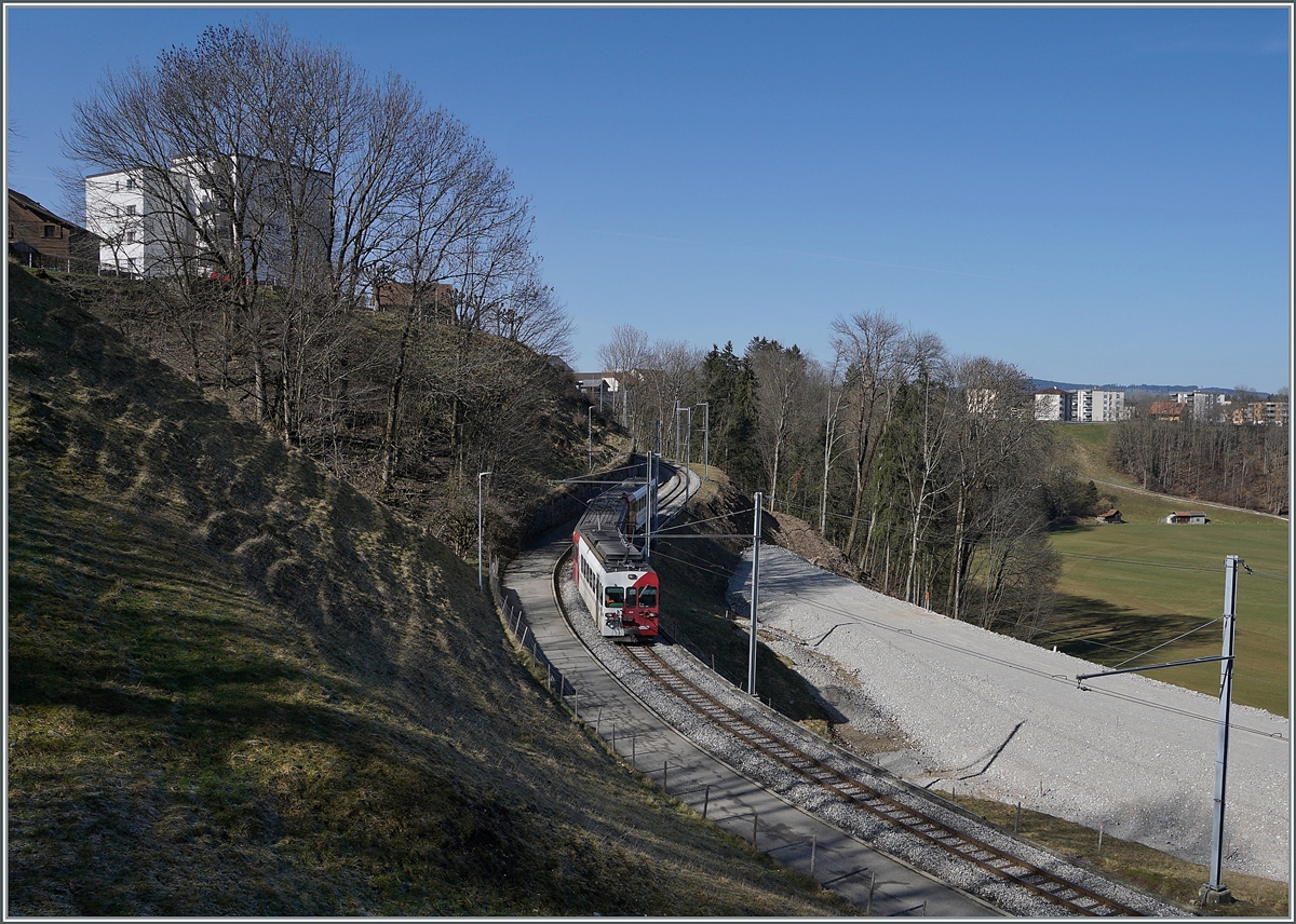Der TPF Be 4/4 124 mit dem Bt 224 und dem ABt 223 sind als S60 14960 von Bulle auf dem Weg nach Broc-Fabrique und an dieser Stelle schon fast am Ziel der Reise. Die Schmalspurzüge werden bald durch Normalspurzüge aus Bern oder Fribourg abgelöst, rechts im Bild sind schon Geländearbeiten für die Umspurarbeiten erkennbar.

2. März 2021