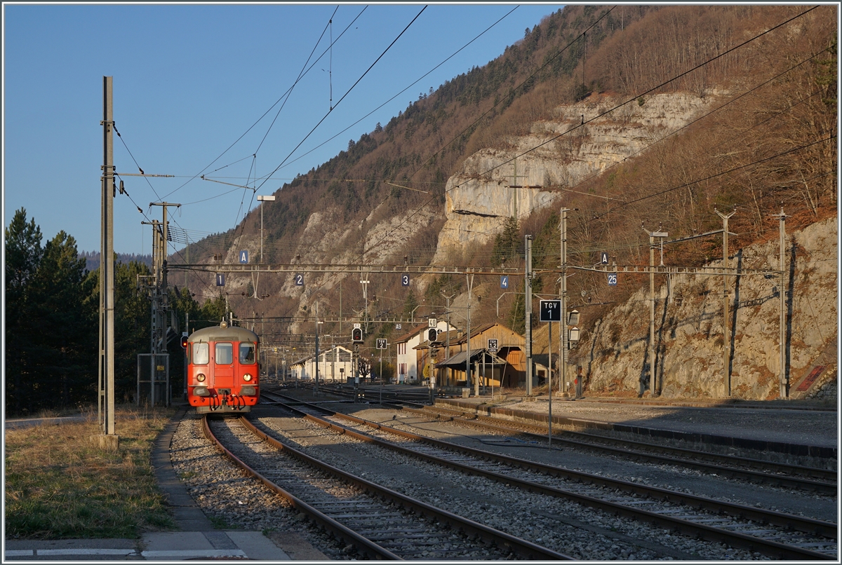 Der TRAVYS Regionalzug 6009 bestehend aus dem TRAVYS RBDe 567 174 (94 85 7567 174-8)  Fleurier , dem B 536 (B 50 85 2035 536-5 CH-TVYS) und der ABt 375 (ABt 50 85 80 33 325-7) wird bereitgestellt, (wobei hier nur die Front des Steuerwagens zu sehen ist.), doch bevor der Zug an den Bahnsteig fährt, wird hinter meinem Rücken ein TRAVYS Domino von Le Brassus ankommen und nach einer kurzen Wendezeit nach Le Brassus zurückfahren. 

24. März 2022
