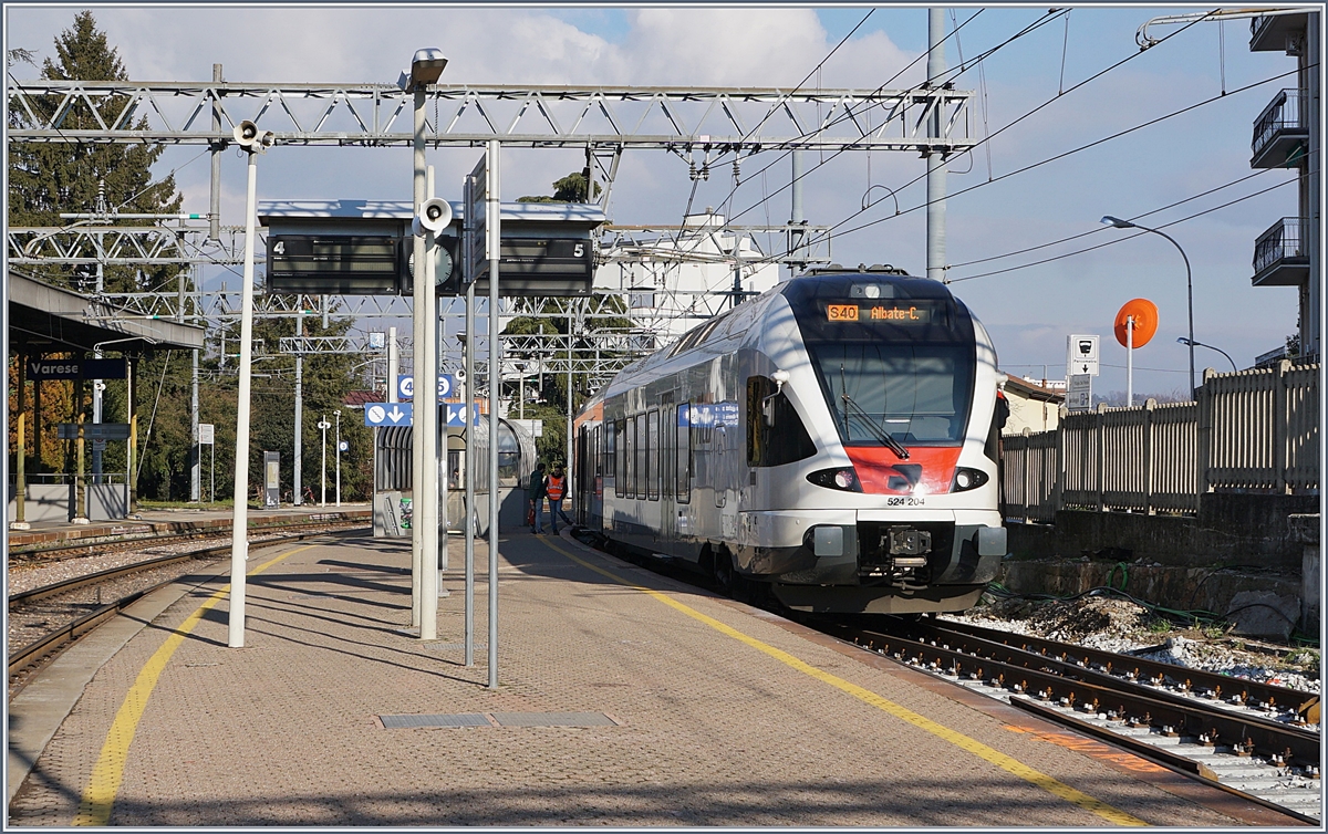 Der Trenord ETR 524 204 hat Varese erreicht und wird nach einer kurzen Wendezeit als S40 nach Albate-Camerlate (via Mendrisio) zurückfahren.
16. Jan. 2018 