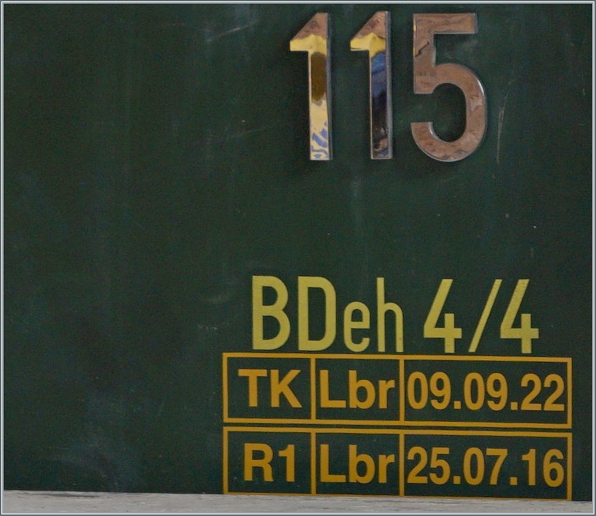 Der WAB BDhe 4/4 115* ist als BDeh 4/4 beschriftet...

Lauterbrunnen, den 16.1.2024

* gem�ss offiziellem WAB Fahrzeugverzeichnis:  asshttps://cdn.jungfrau.ch/unternehmen/documents/jungfraubahnen-rollmaterialverzeichnis-wab.pdf  