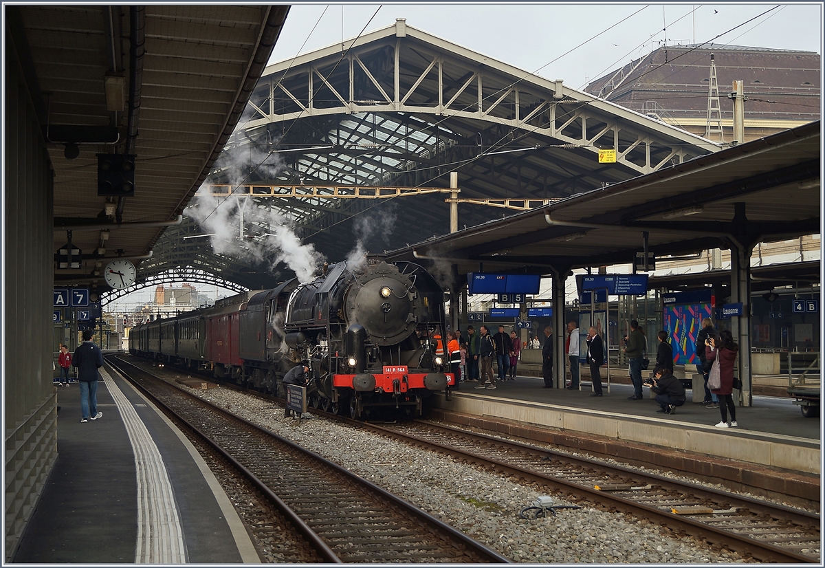 Die 141 R 568 der L'Association 141 R 568 auf ihrer Herbstrundfahrt  Train Chasse  von Vallorbe via Lausanne - Lausanne Triage - Biel/Bienne - Lyss - Lausanne, hier beim Halt in Lausanne.

26. Okt. 2019