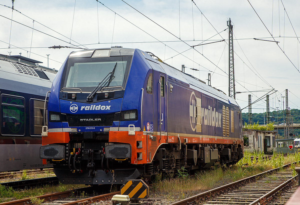 Die 159 233 (90 80 2159 233-6 D-RCM) eine sechsachsige Stadler EURODUAL der Raildox GmbH & Co. KG (geleast oder gemietet über die ELP - European Loc Pool AG, Schweiz) ist am 03.06.2022 beim Hbf Siegen abgestellt. 

Die Co'Co'- Lok wurde 2021 von Stadler Rail Valencia S.A.U. (Spanien) unter der Fabriknummer  4122 gebaut und an die ELP - European Loc Pool AG in Frauenfeld (CH) ausgeliefert. Sie hat die Zulassungen für Deutschland und Österreich.

Die neue sechsachsige Hybridlokomotive ist mehr als nur eine Lokomotive für die  letzte Meile  und bietet zwei Lösungen in einem. Sie kann auf elektrifizierten und nicht-elektrifizierten Strecken eingesetzt
werden. Während der Fahrt ist es möglich, von der elektrischen Oberleitung auf Diesel umzuschalten. Die EuroDual Deutschland / Österreich und Skandinavien können auf elektrifizierten Strecken mit 15 kV 16,7 Hz und 25 kV 50 Hz eingesetzt werden, sie haben im elektrischen Betrieb eine Leistung von 6.150 kW. Für nicht elektrifizierte Strecken besitzt die EuroDual einem leistungsstarken Dieselmotor mit 2.8 MW Leistung. Die Lokomotiven für Skandinavien verfügen über ein Winterpaket für den zuverlässigen Betrieb bei extremen Wetterbedingungen mit Schnee und Eis. Sie sind für Temperaturen bis zu -40 °C ausgelegt. 

Je nach Zugzusammenstellung kann eine einzige Co'Co'-Hybridlokomotive zwei Bo'Bo'-Lokomotiven in Doppeltraktion ersetzen. Die modernste dreiachsige Drehgestell-Technologie ermöglicht einen geringeren Verschleiß der Infrastruktur und führt dadurch zu tieferen Trassenkosten.

Technologie
• Moderne Duallokomotive für Güterzüge
• AC-Traktionssystem mit IGBT, ein Wechselrichter pro Achse
• Hohe Anfahrtszugkraft dank Einzelachsansteuerung und beste Leistung im Dieselbetrieb
• Äußerst geringe Querkräfte bei der Spurführung (nicht selbstlenkendes Drehgestell)
• Ausgerüstet mit ETCS BL3 und PZB für Deutschland oder ATC2 für Skandinavien

TECHNISCHE DATEN:
Inbetriebsetzung: 2021
Spurweite: 1.435 mm (Normalspur)
Achsanordnung: Co’Co’ 
Länge über Puffer: 23.020 mm
Drehzapfenabstand: 14.000 mm
Breite: 2.900 mm
Höhe: 4.290 mm
Achsabstand im Drehgestell: 3.600 mm (2 x 1.800 mm)
Treibdurchmesser: 1.067 mm (neu)
Eigengewicht: 123 t
Achslast: 21 t
Höchstgeschwindigkeit: 120 km/h
Elektrische Leistung am Rad bei 25 kV 50 Hz: 7.000 kW
Elektrische Leistung am Rad bei 15 kV 16.7 Hz: 6.150 kW
Leistung bei Dieselantrieb: 2.800 kW (3.807 PS)
Anfahrzugkraft: 500 kN
Elektrische Bremskraft : 240 kN

Dieselmotor: 
Motorbauart: Caterpillar  V-16-Viertakt-Dieselmotor mit Abgasturbolader und Ladeluftkühlung  vom Typ CAT C175-16
Motorleistung: 2.800 kW (3.807 PS)
Motornenndrehzahl: 1.800 U/min
Hubraum: 84,67 l (Bohrung Ø 175 mm / Hub 220 mm)
Motorgewicht (trocken): ca. 13.000 kg
Motorabmessung: 4.515 x 1.845 x 2.478 mm (l x b x h)
Abgasnorm: IIIB

Anzahl der Fahrmotoren: 6
Antrieb: elektrisch oder dieselelektrisch
Speisespannung: 25 kV 50 Hz und 15 kV 16.7 Hz
Tankinhalt Diesel: 3.500 l
Tankinhalt Urea: 400 l (für Abgasbehandlung selektive katalytische Reduktion („AdBlue“))
Bremse: KE-GP-E mZ (D)
Bremssystem Mechanisch: Pneumatisch 
Bremssystem Dynamisch: Regenerativ/Rheostatisch
Primär Federung: Schraubenfedern
Sekundär Federung: Gummi-Metall Vertikal- und Horizontaldämpfer
Zugbeeinflussung: PZB, ETCS

Quellen: ELP, Stadler Rail und CAT