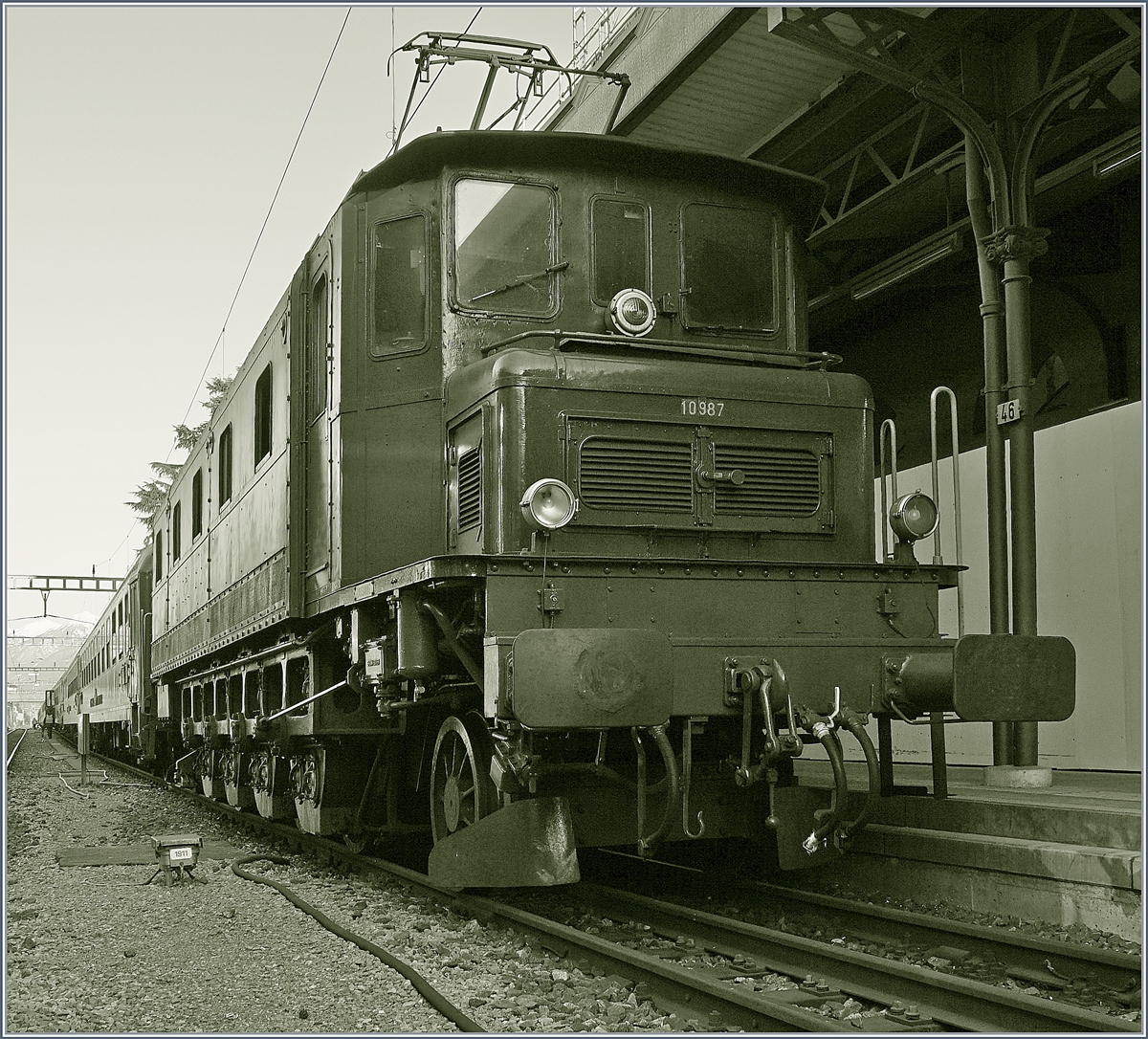 Die Ae 4/7 10987 ist mit ihrem Extrazug der  Eisenbahm Nostalgiefahren Bebera e.V.   in Locarno eingetroffen und wird, nun am Schluss des Zuges nach Bellinzona zurückfahren. 
21. März 2018