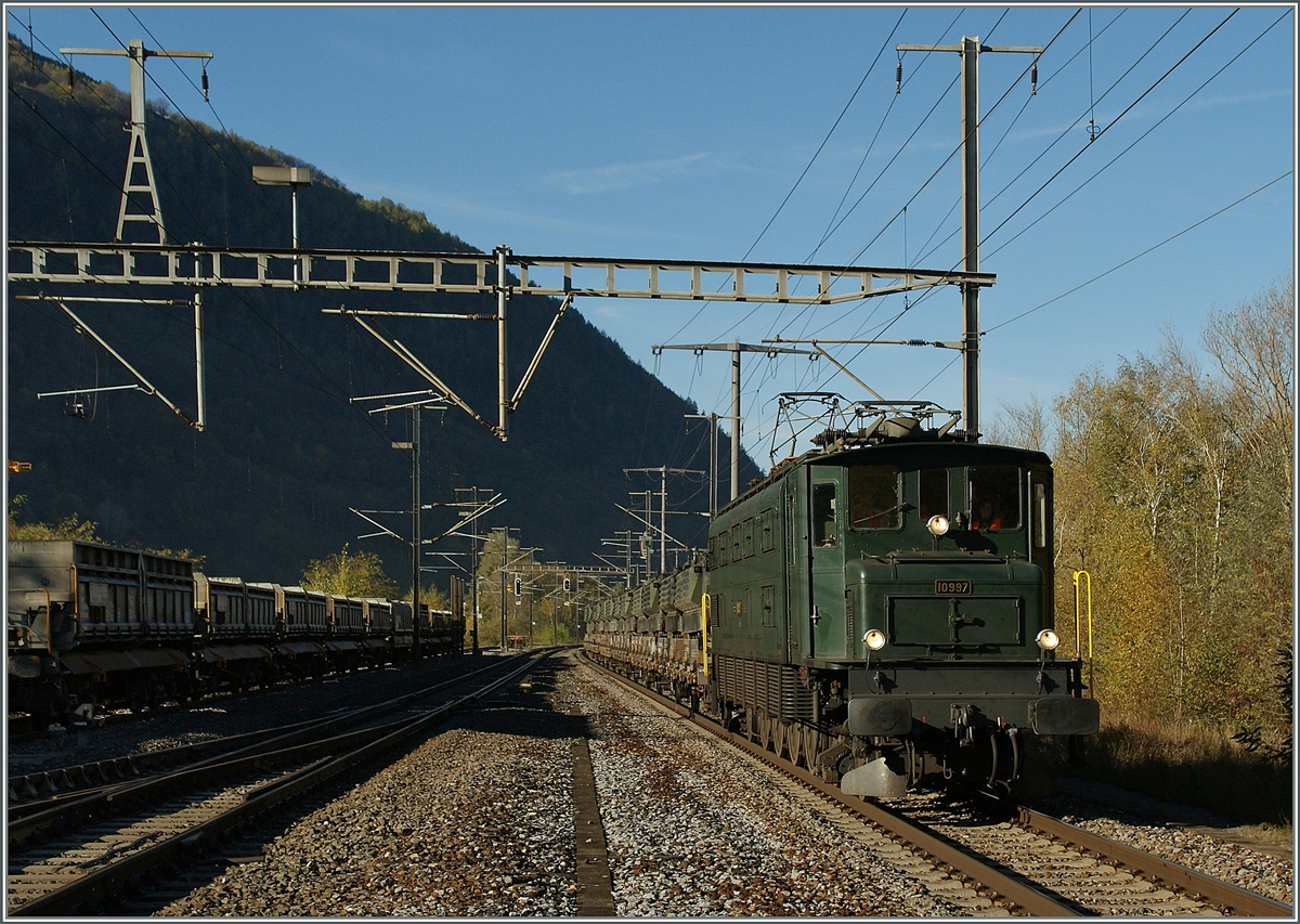 Die Ae 4/7 10997 erreicht mit einem G�terextrazug Raron.
7. Nov. 2013