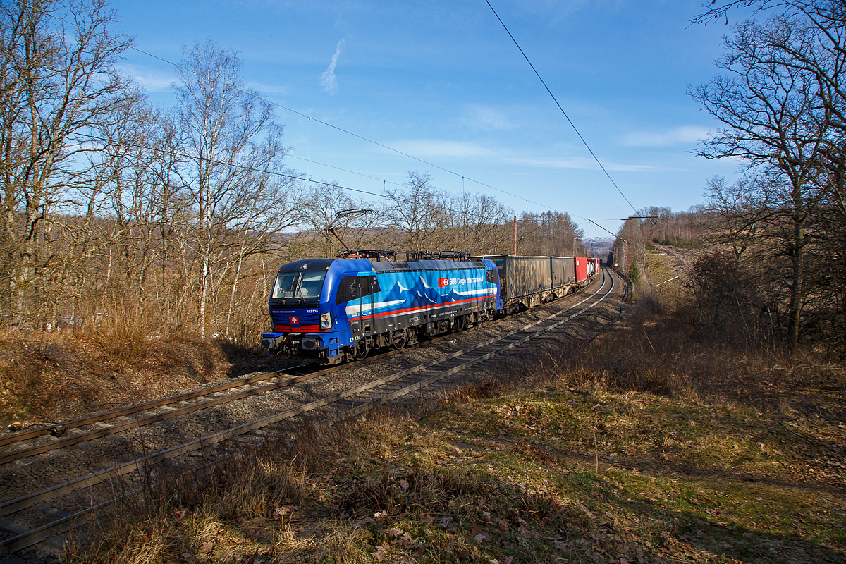Die an die SBB Cargo International vermietete 193 516 „Aare“ (91 80 6193 516-2 D-SIEAG) der SüdLeasing GmbH (Stuttgart, eingestellt in Deutschland durch Siemens) fährt am 13.03.2022, mit einem KLV-Zug, über den Rudersdorfer Viadukt in Richtung Siegen.

Die Siemens Vectron MS wurde 2019 von Siemens Mobilitiy in München-Allach unter der Fabriknummer 22629 gebaut. Eigentümer ist die Südleasing GmbH in Stuttgart (LBBW-Tochter) die 20 dieser Loks an die SBB Cargo International vermietet hat, eingestellt sind sie in Deutschland durch die Siemens Mobilitiy. Es besteht zudem eine Option für 20 weitere Fahrzeuge.

Diese Mehrsystem-Loks sind für den Einsatz auf dem Rhein-Alpen-Korridor vorgesehen und sind für den Betrieb in Deutschland, Österreich, Schweiz, Italien und den Niederlanden (DACHINL) ausgelegt. Sie verfügen über eine Leistung von 6,4 MW (160 km/h) und sind neben den nationalen Zugsicherungssystemen mit dem Europäischen Zugsicherungssystem (ETCS) ausgestattet. 