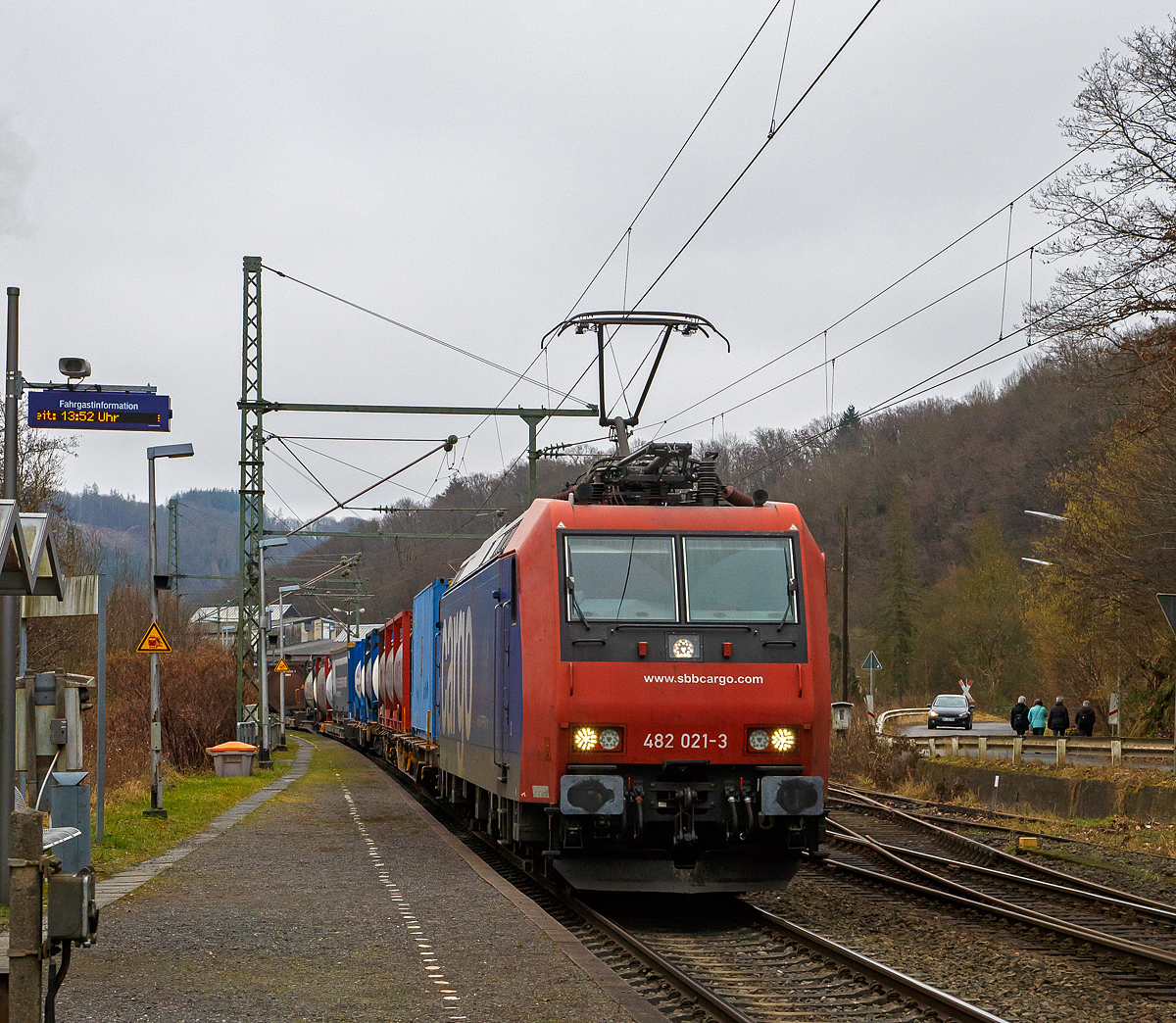 Die an die TX Logistik AG vermietete Re 482 021-3  (91 85 4482 021-3 CH-SBBC) der SBB Cargo AG fährt am 15.01.2022, mit einem HUPAC-KLV/Container-Zug durch Scheuerfeld (Sieg)  in Richtung Köln.

Die TRAXX F140 AC1 wurde 2003 von Bombardier in Kassel unter der Fabriknummer 33578 gebaut und an die SBB Cargo AG geliefert. Sie hat die Zulassungen und Zugbeeinflussungssysteme für die Schweiz und Deutschland.