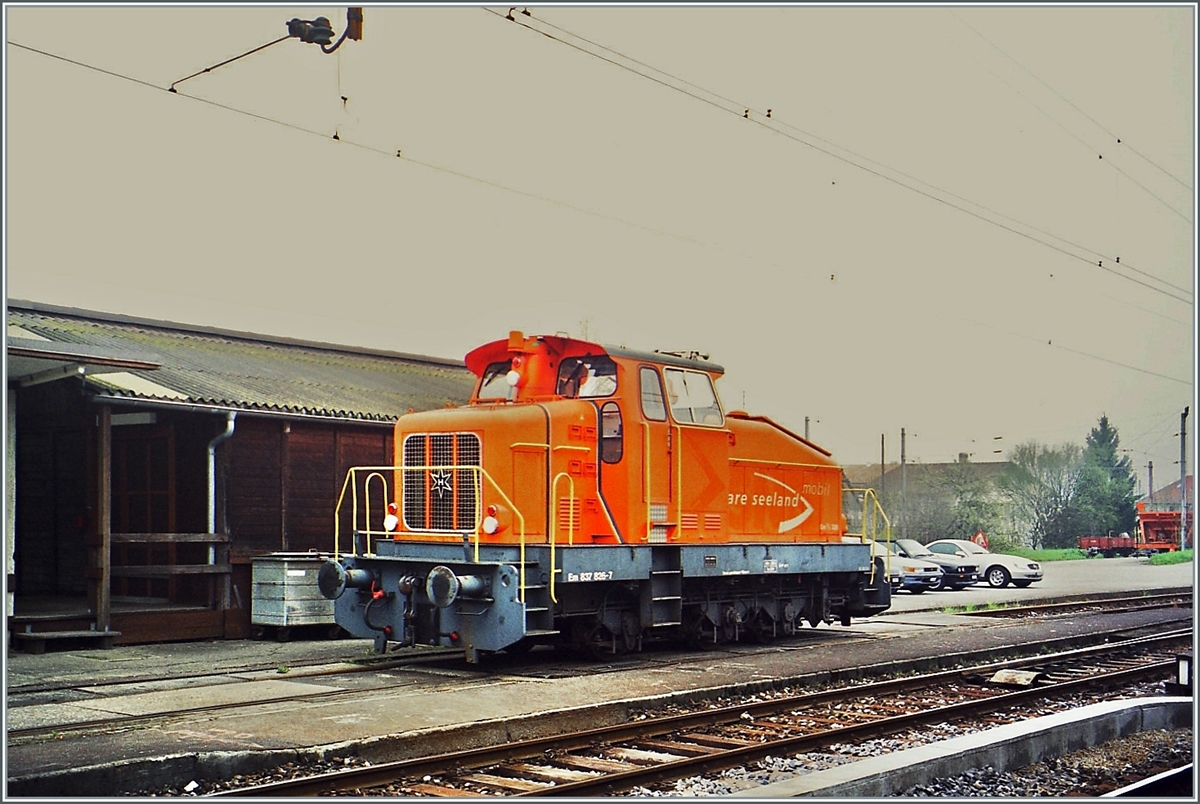 Die ASM Em 3/3 (Em 837 826-7) wartet in Niderbipp auf ihren nächsten Einsatz.

24. April 2001 