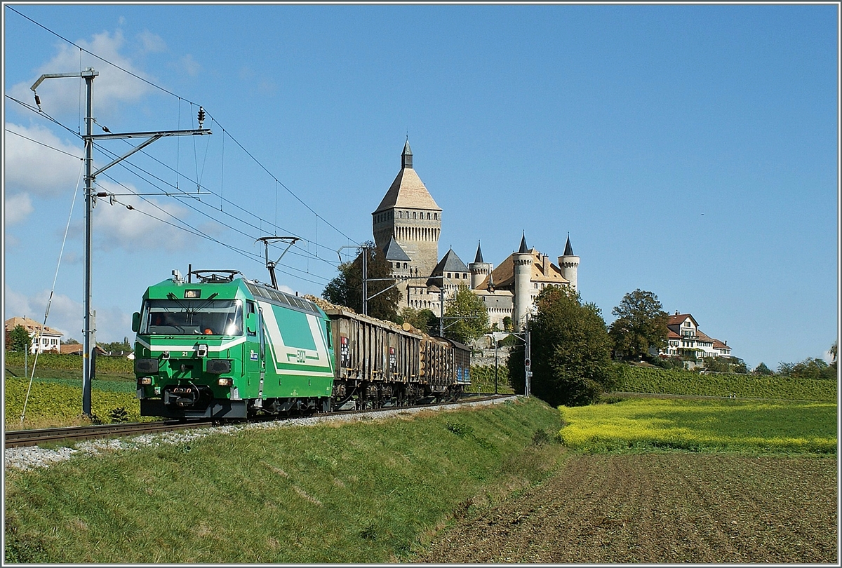 Die BAM Ge 4/4 21 mit einem Rollbockgüterzug bei Vufflens le Château. 
13. Okt. 2009