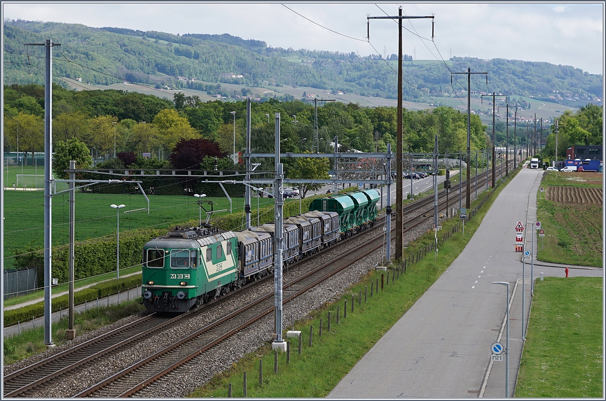 Die BAM MBC Re 4/4 II (91 85 4420 506-8 CH-MBC) erreicht mit ihrem KIeszug Apples - Morges Gland in Kürze ihr Ziel.

9. Mai 2017