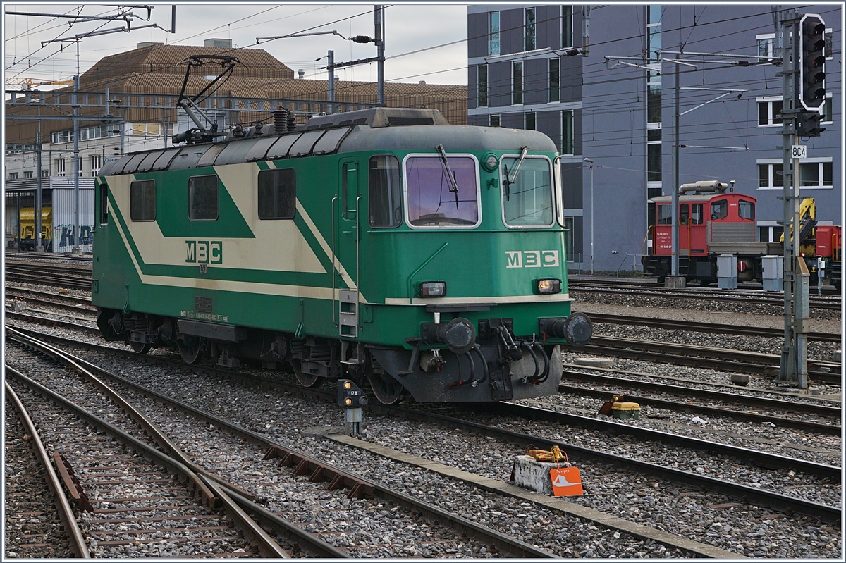 Die BAM Re 4/4 II (UIC 91 85 4420 506 8 CH MBC) auf Rangierfahrt zu ihrem vollen Zug im Ausziehgleis in Morges.
22. Feb. 2017