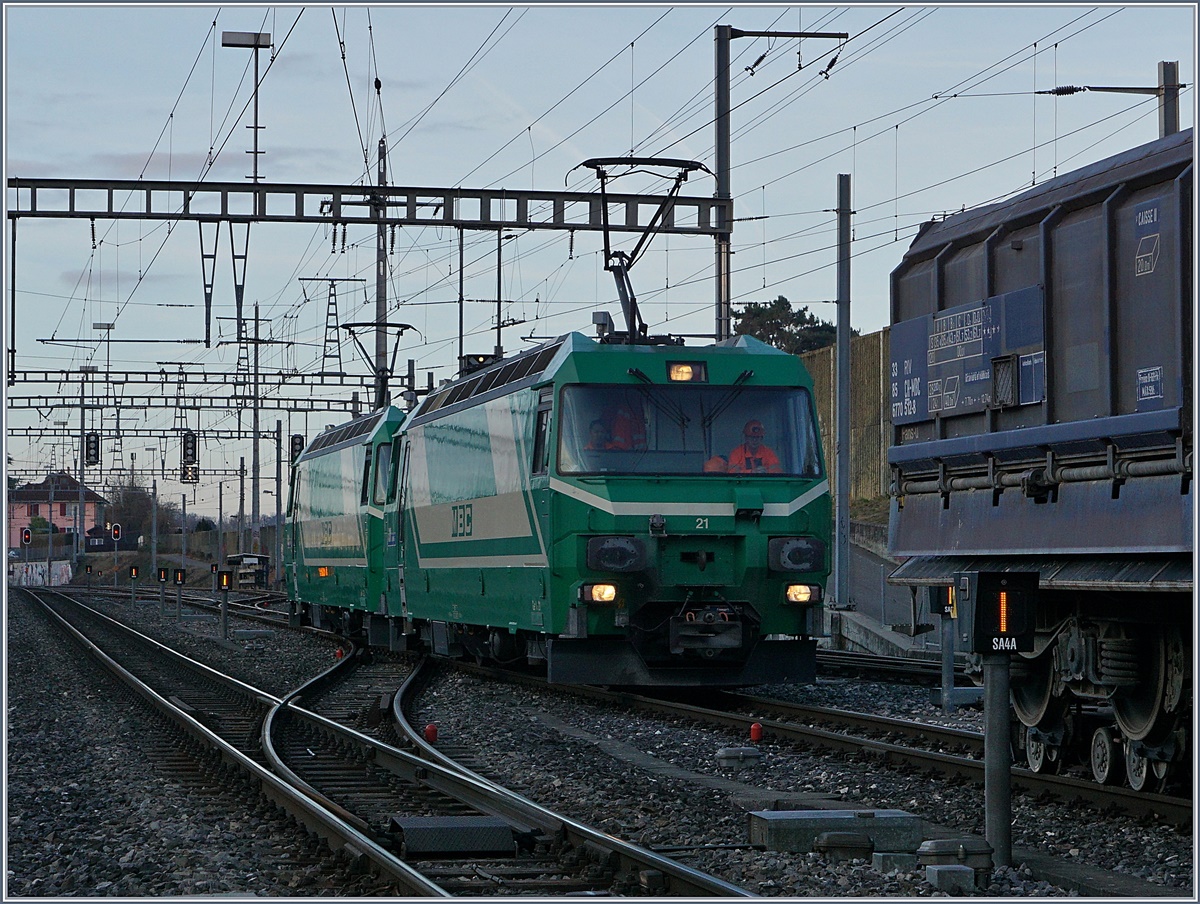 Die beiden BAM MBC Ge 4/4 21 und 22 umfahren ihren Güterzug.
22. Feb. 2017