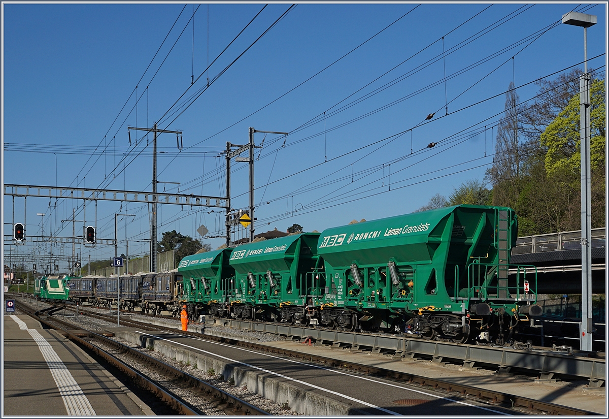 Die beiden BAM MBC Ge 4/4 stossen ihrem Zug Apples - Gland in Morges auf die Spurwechsel- Anlage, bzw. die Wagen wechseln von den zurückbleiben Rollböcken auf die Normalspurgleise. 

 
19. April 2018