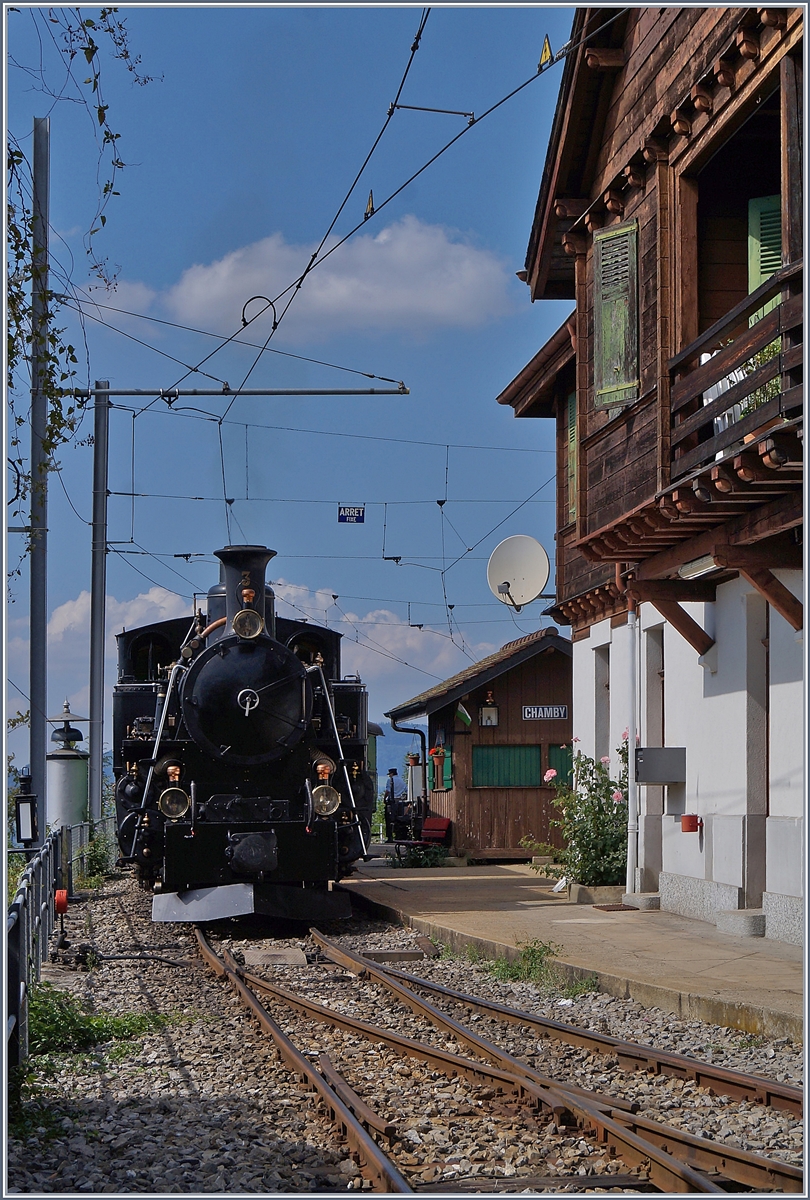 Die B.F.D. HG 3/4 N° 3 ist mit ihrem Zug in Chamby angekommen und wird in nun nach Chaulin zurück schieben. 

19. Mai 2018