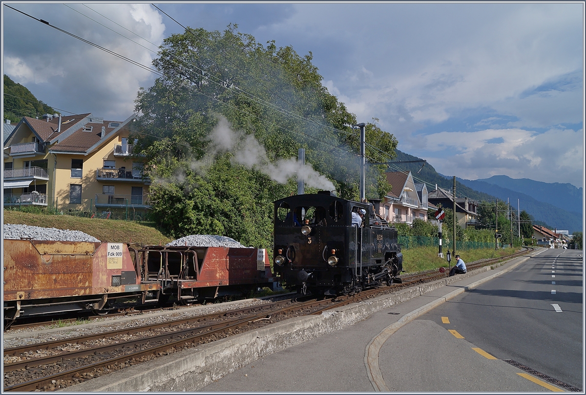 Die B.F.D. HG 3/4 N° 3 rangiert vor dem Hintergrund beladener Schotterwagen in Blonay.

19. Mai 2018