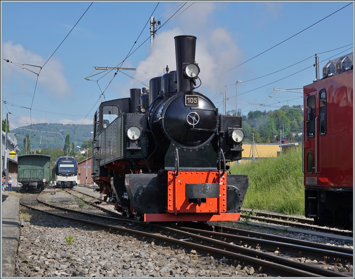 Die Blonay-Chamby Bahn Saison ist eröffnet! Und gleich der erste Zug fuhr (abweichend vom Plan) bereits mit Dampf, was wohl auf den starken Andrang zurückzuführen ist. Im Bild rangiert die Blonay-Chamby G 2x 2/2 105, um den ersten Zug von Blonay nach Chaulin zu übernehmen.

7. Mai 2022 
