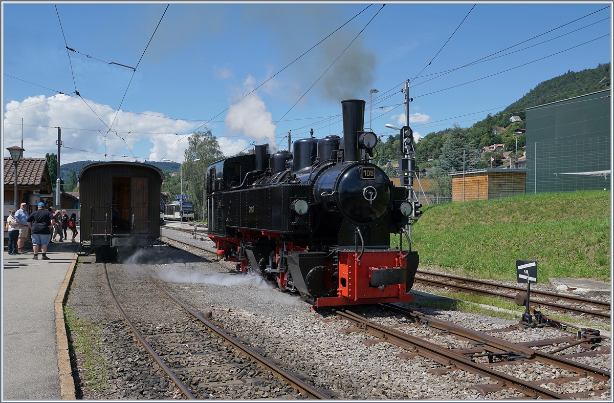 Die Blonay-Chamby G 2x 2/2 105 rangiert in Blonay um den 15:25 Zug nach Chaulin zu übernehmen.

21. Juni 2020.