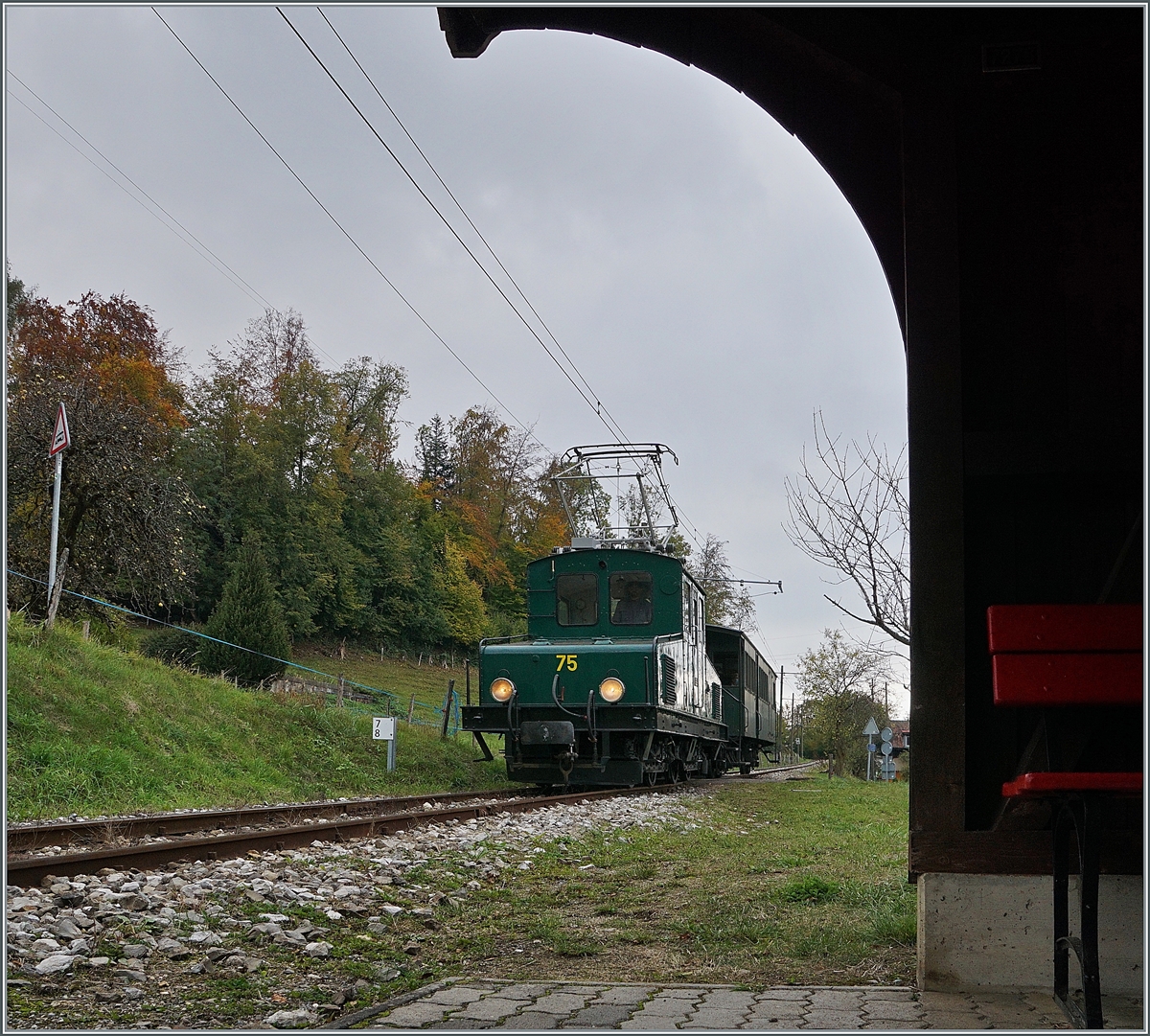 Die Blonay-Chamby +GF+ Ge 4/4 75 erreicht auf ihrer Fahrt nach Blonay die Haltestelle Cornaux.

18. Okt. 2020