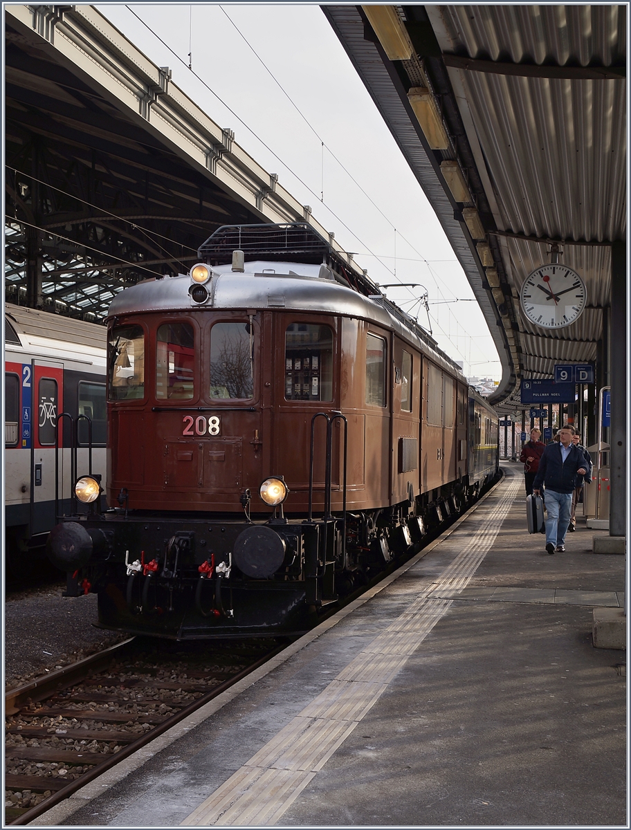 Die BLS Ae 6/8 208 mit ihrem Pullmann Weihnacht Express beim Halt in Lausanne.
2. Dez 2017