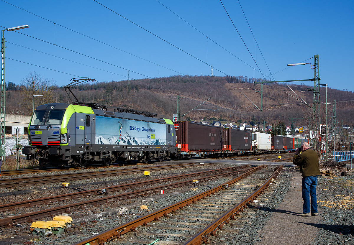Die BLS Cargo 405 – Re 475 405-7 (91 85 4475 405-7 CH-BLSC) fährt am 24.03.202, mit einem KLV-Zug, durch Niederschelden über Siegstrecke (KBS 460) in Richtung Köln.

Die Siemens Vectron MS (200 km/h - 6.4 MW) wurden 2016 von Siemens unter der Fabriknummer 22066gebaut, sie hat die Zulassungen für CH/D/A/I/NL und kann so vom Mittelmeer bis an die Nordsee ohne Lokwechsel durchfahren.

Leider wissen nicht alle Kollegen wie man sich platzieren sollte, um den anderen nicht im Bild zu stehen. 
