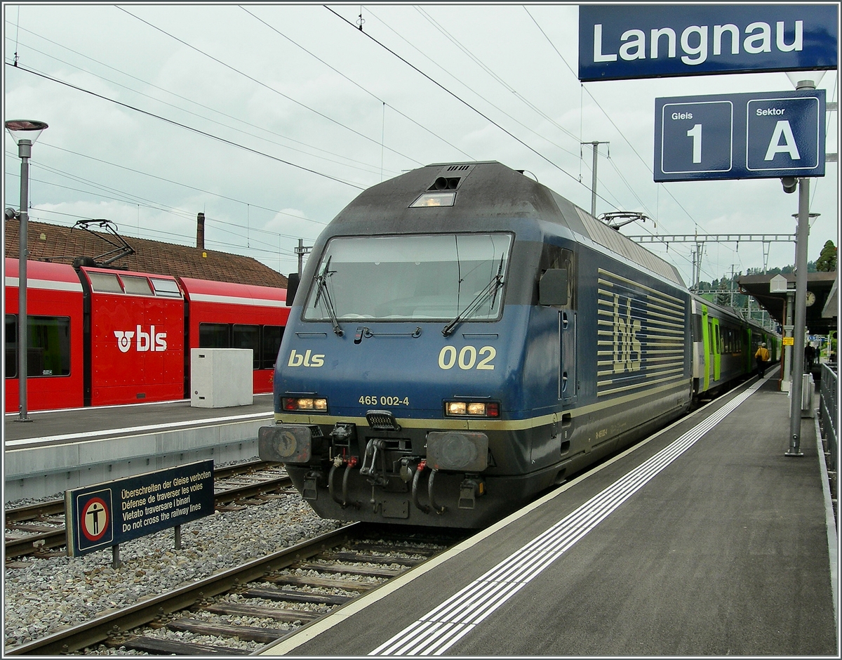 Die BLS Re 465 002-4 mit einem RE nach Luzern beim Halt in Langnau. 
3. Juli 2007