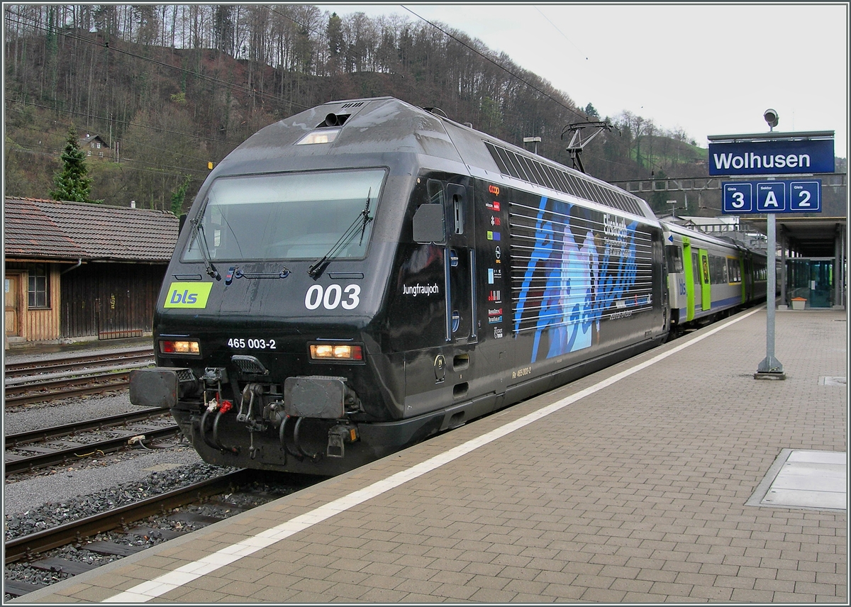Die BLS Re 465 003 ist mit ihrem RE von Bern nach Luzern in Wolhusen eingetroffen.
23. April 2006